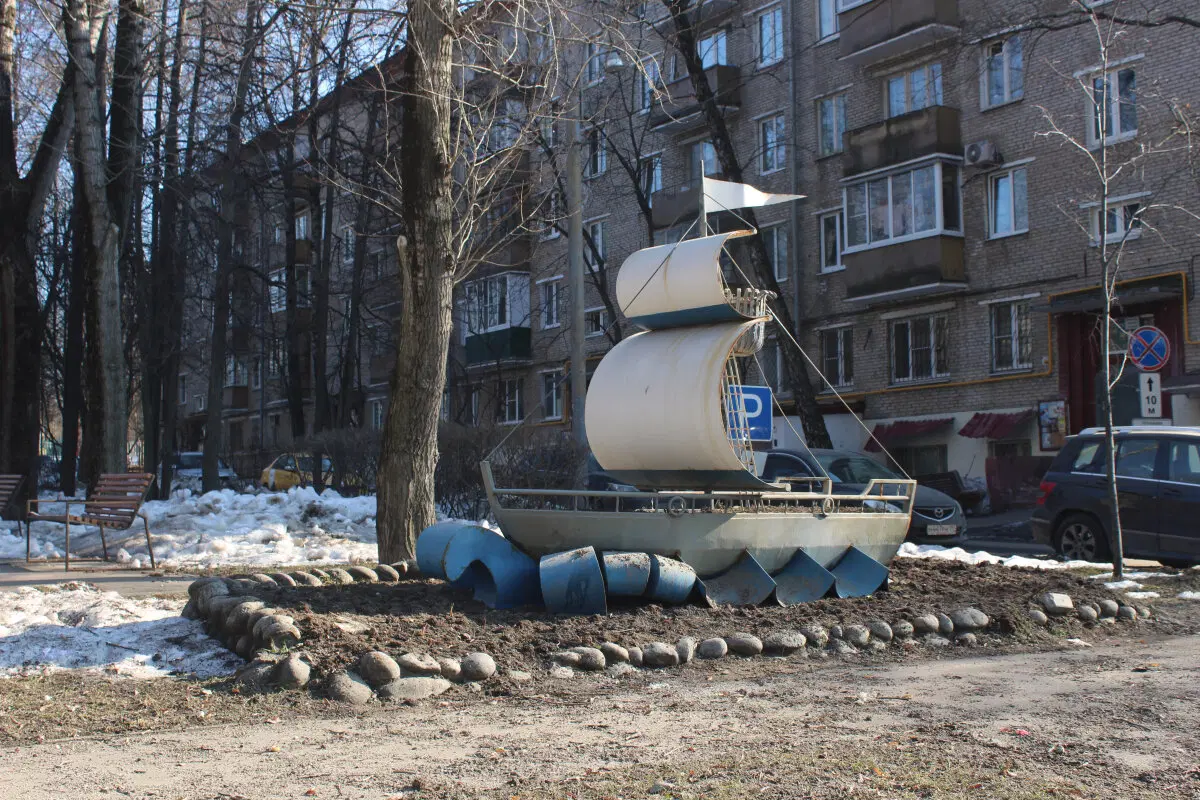 Море, корабли, маяки, якоря и Ассоль района Котловка.