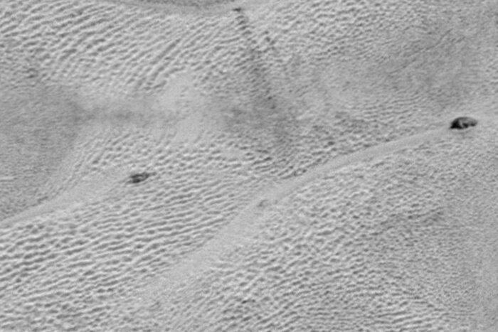 Дюны позволяют понять, в каком направлении движутся нисходящие потоки с окрестных гор / © NASA/Johns Hopkins University Applied Physics Laboratory/Southwest Research Institute/Alex Parker