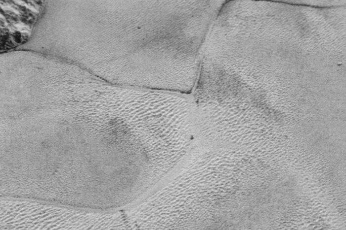 Часть этих дюн младше любого из вас! / © NASA/Johns Hopkins University Applied Physics Laboratory/Southwest Research Institute/Alex Parker