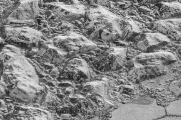 Горные массивы, расположенные севернее дюн / © NASA/Johns Hopkins University Applied Physics Laboratory/Southwest Research Institute/Alex Parker