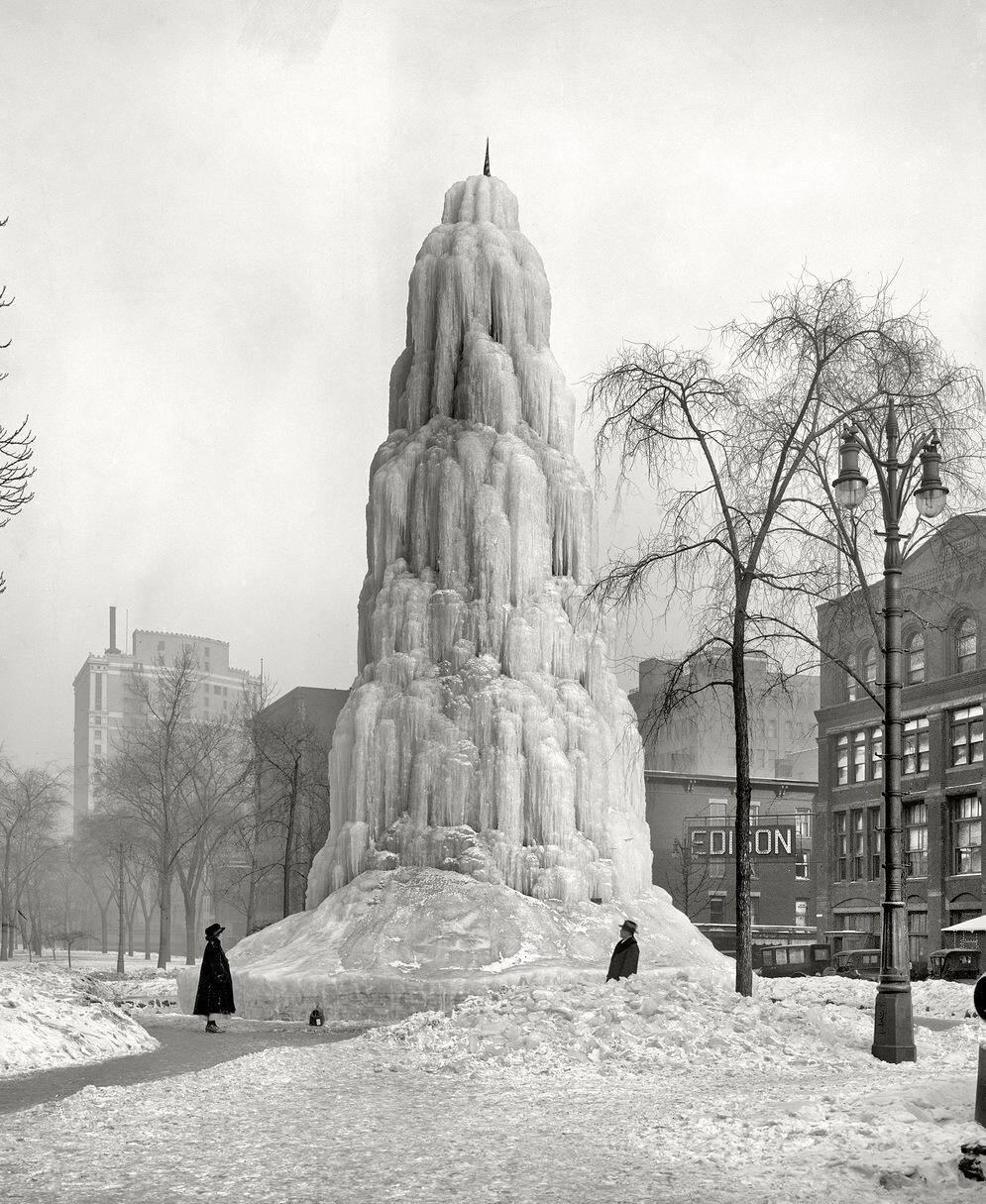 Замерзший фонтан. Детройт, 1917 год.