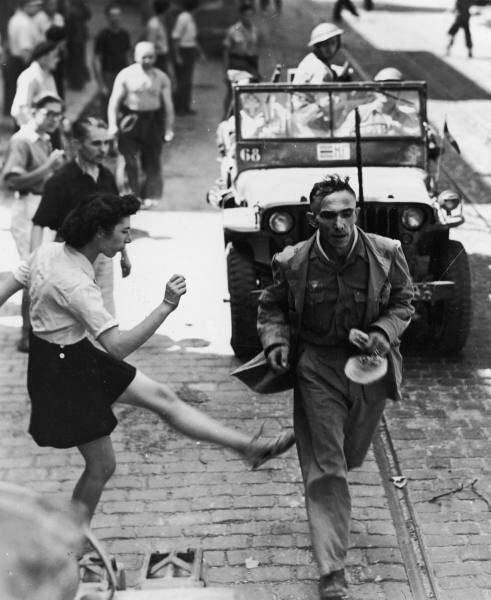 Француженка бьет немецкого солдата, сентябрь 1944 года.
