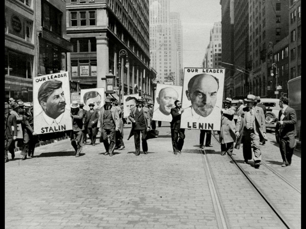 Марш коммунистов в честь Первого мая в самом центре в Нью-Йорка, США, 1935 год.