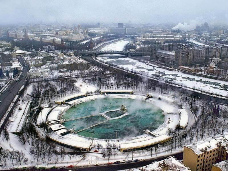 Бассейн «Москва» на месте снесённого храма Христа Спасителя, СССР, 1991 год.