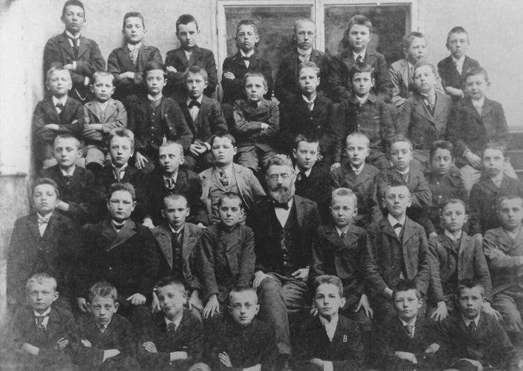Учащиеся средней школы Линца. 1903 год  В верхнем ряду крайний справа — Адольф Гитлер.