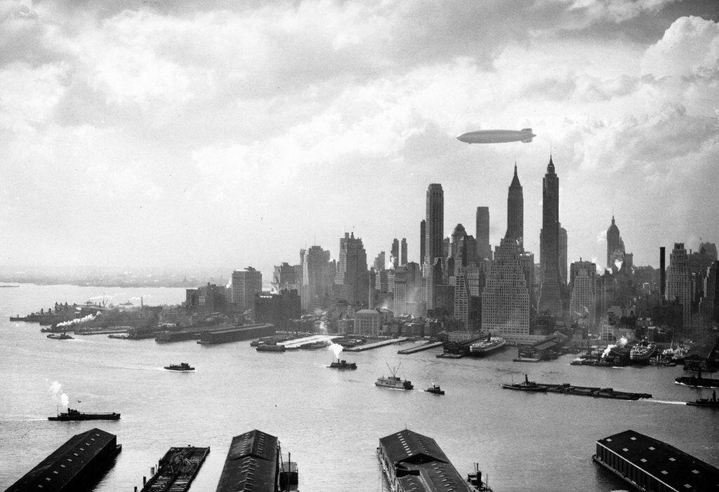 The LZ 129 Hindenburg над Нью-Йорком, 1937 год.