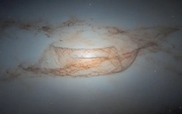 Линзообразная галактика NGC 4753, запечатленная космическим телескопом "Хаббл" / © NASA/ESA