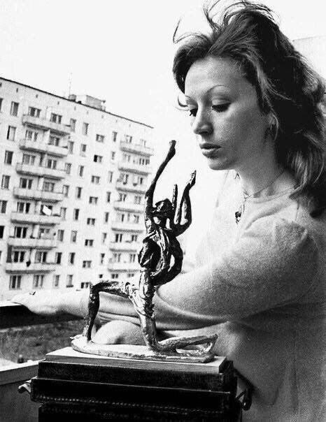 Алла Пугачёва на балконе родительской квартиры в Вешняках с привезённым из Софии "Золотым Орфеем", 1975 год
