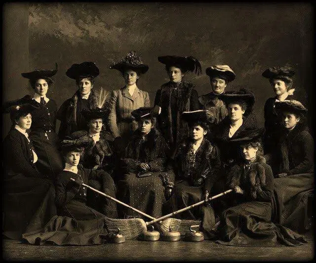 Женская команда по кёрлингу, 1903 год.