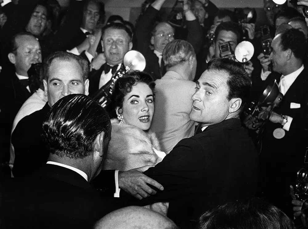 Майкл Тодд с женой, Элизабет Тейлор, в Каннах 1957 (незадолго до вечеринки с тиграми)