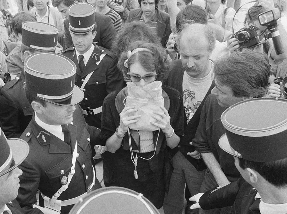 Изабель Аджани закрывается от фотографов сумочкой, май 1983 года
