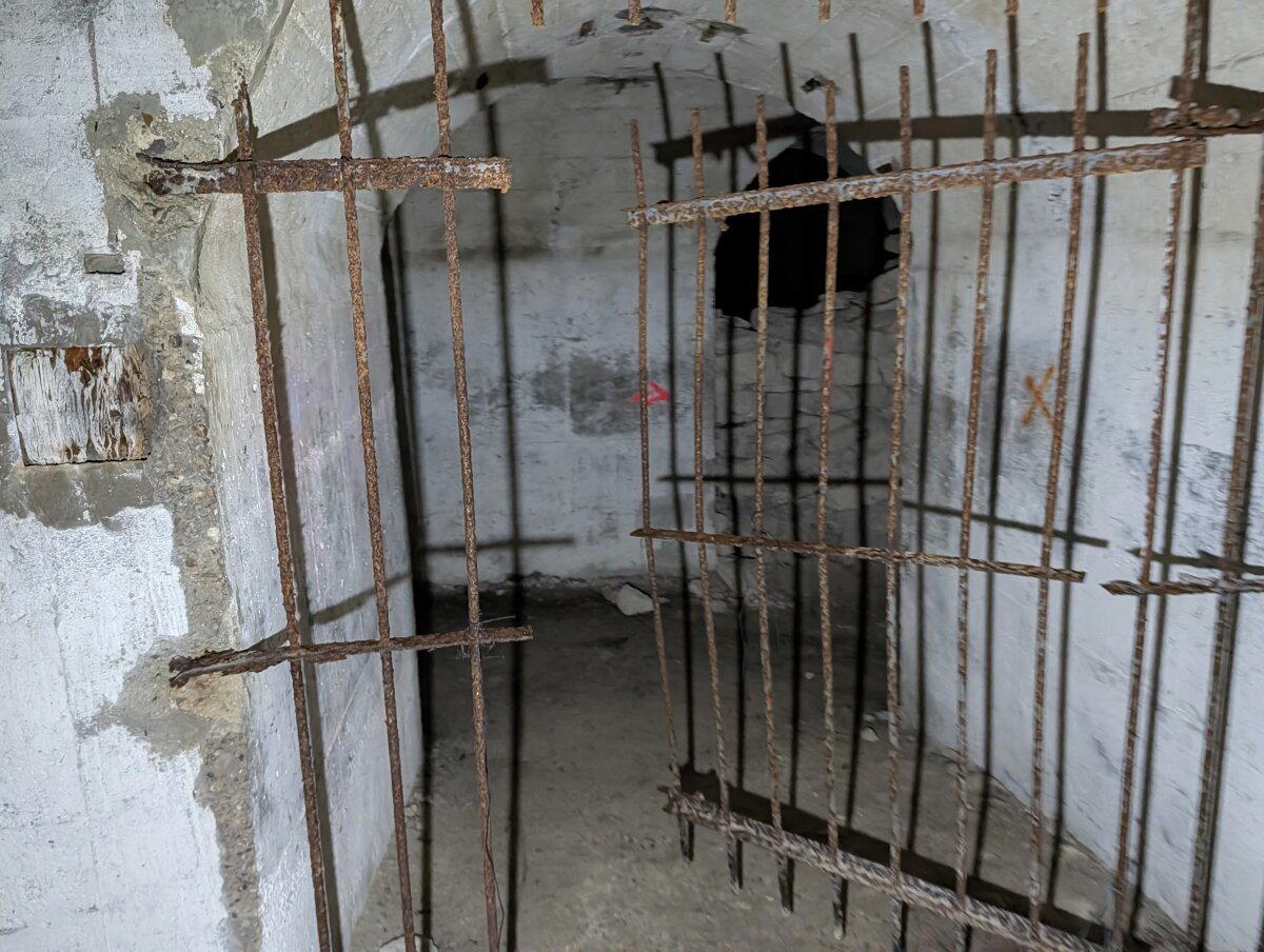 Когда то вход был закрыт. 