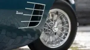 Крупный план характерных вентиляционных отверстий и эмблемы Zagato на автомобиле.