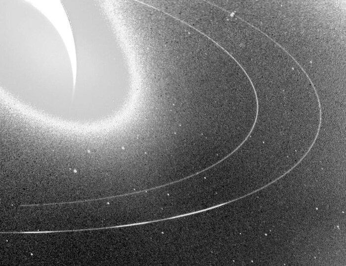 Кольцевая система Нептуна, наблюдаемая "Вояджером-2" / © NASA/JPL