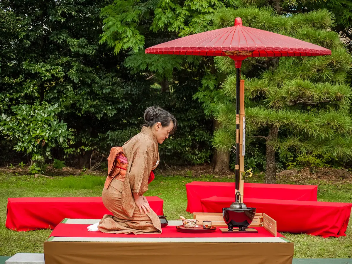 https://commons.wikimedia.org/wiki/File:Japan_tea_ceremony_1165.jpg