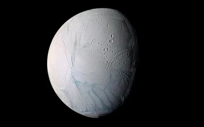 Энцелад, ледяной спутник Сатурна, запечатленный зондом «Кассини» / © NASA/JPL-Caltech