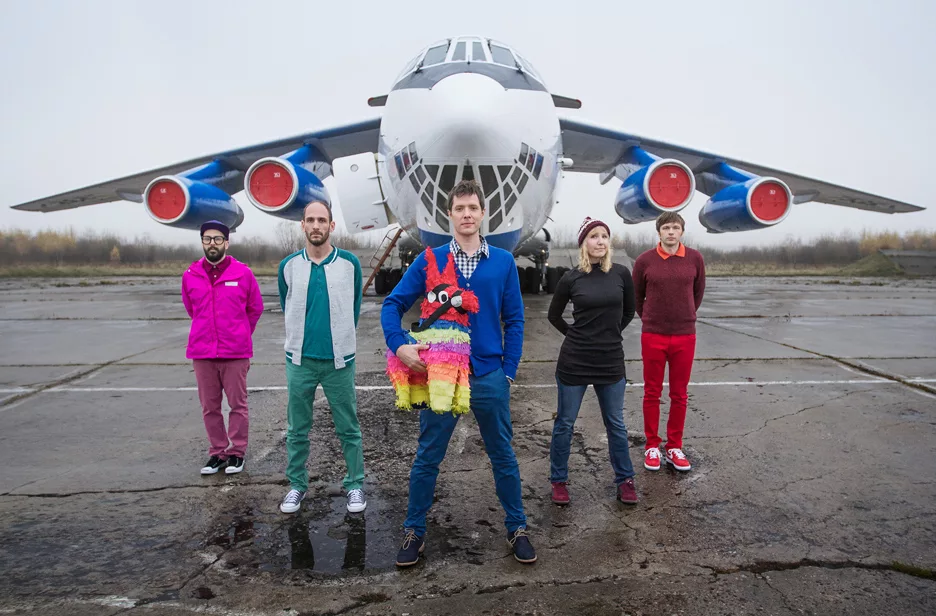 Ok Go и Триш Си на фоне самолёта Ил-76МДК.
