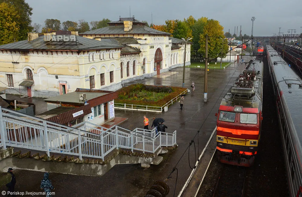 Вид с другой стороны. Поезд с одним вагоном - пригородный. Справа видно пассажирский дальнего следования.