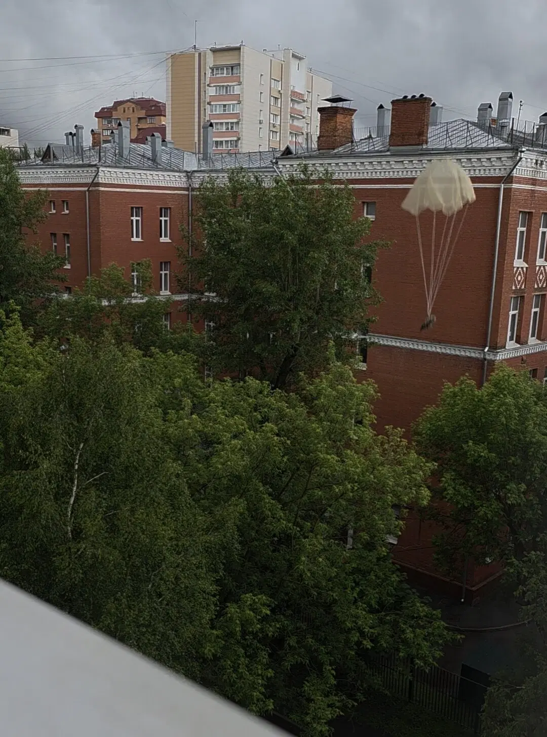 Летит наш орёл