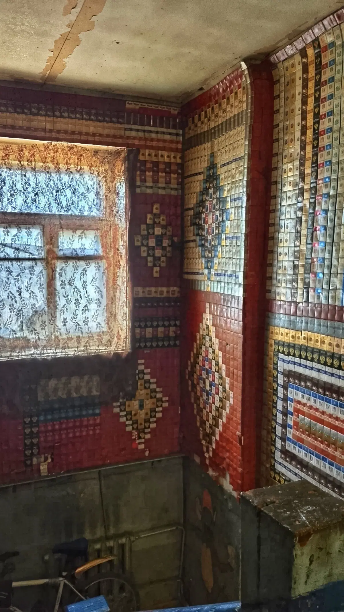Подъезд курильщика
