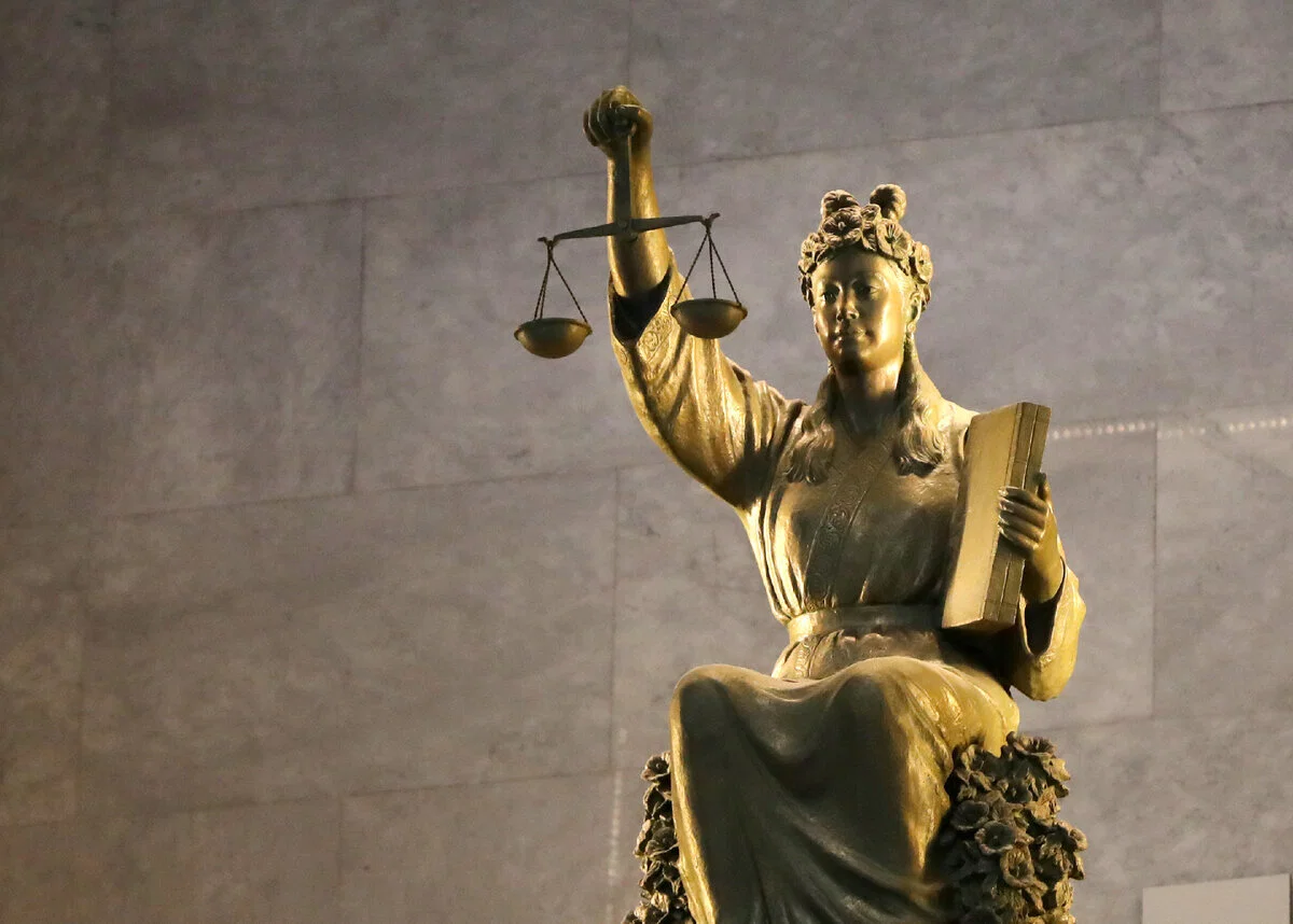 Статуя богини Правосудия у здания Верховного суда в Сеуле