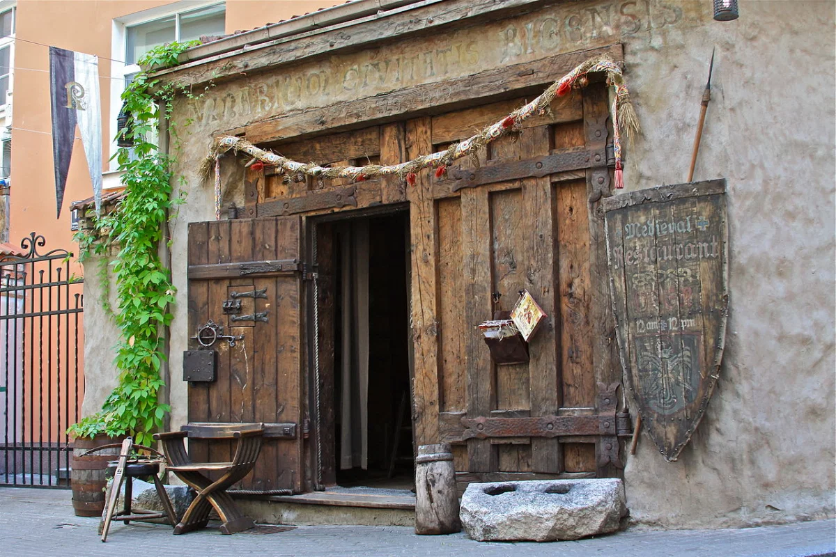 Принятое в исторических источниках название на латинском языке лат. Vinarium civitatis rigensis, можно разглядеть над дверью.