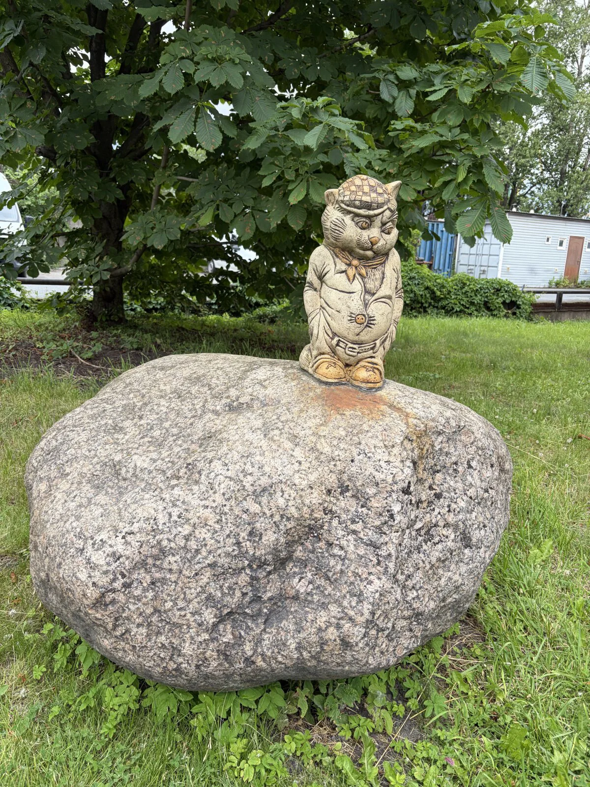 Памятник коту. Находится за железными воротами на территории какого-то предприятия, но там же находится и стоматология, так что любителей котов никто не выгоняет.
