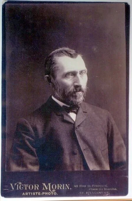 Винсент Ван Гог, 1886 год (тут художнику 33). А прожил он до 1890 года.