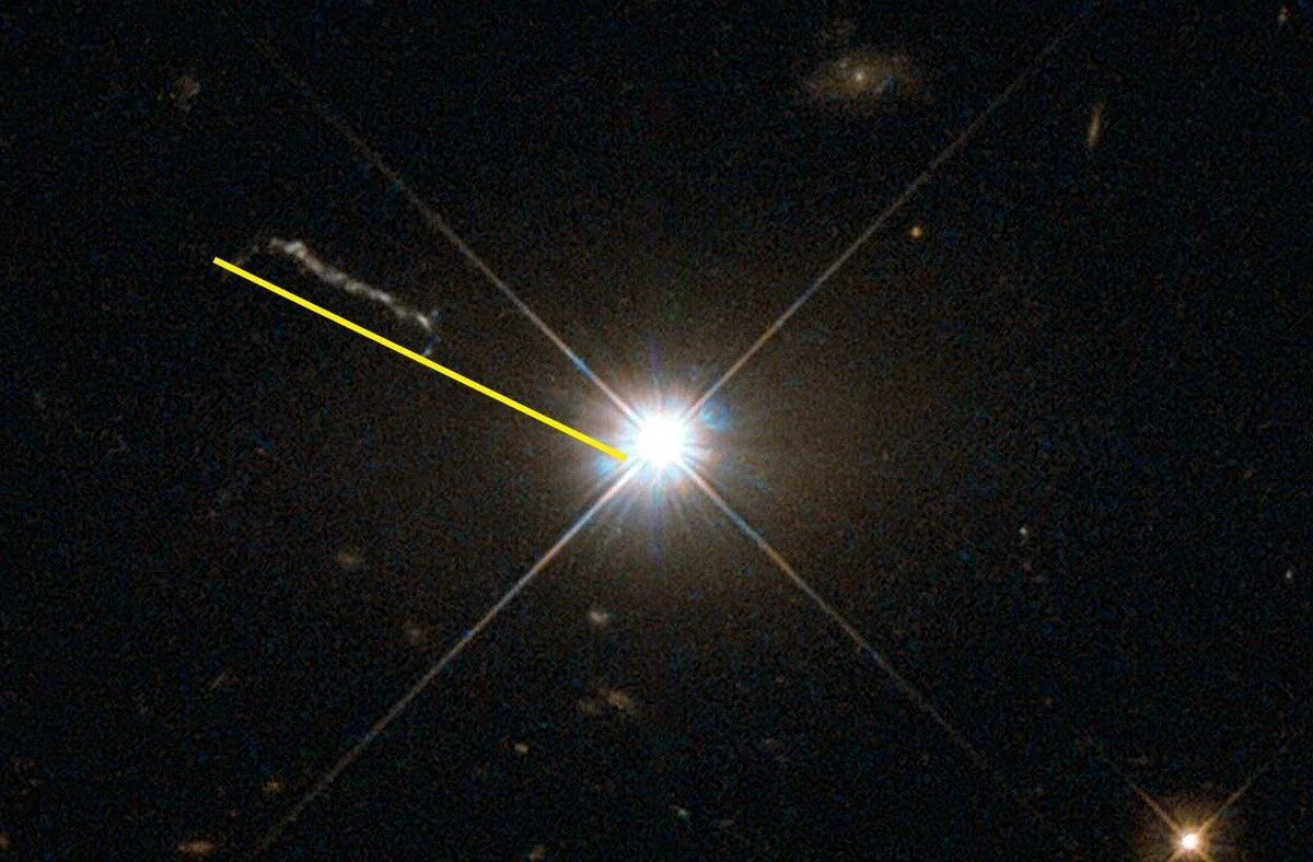 Квазар 3C 273 и его релятивистский джет, отмеченный желтым / © NASA/ESA/TheSpaceway
