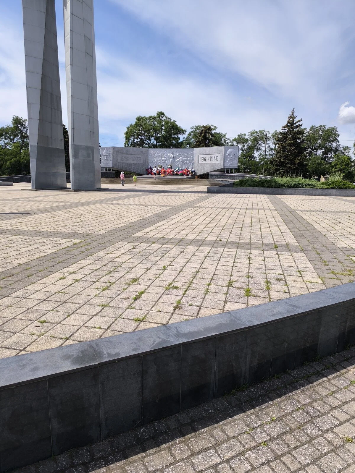 Крутые памятники с вечным огнем