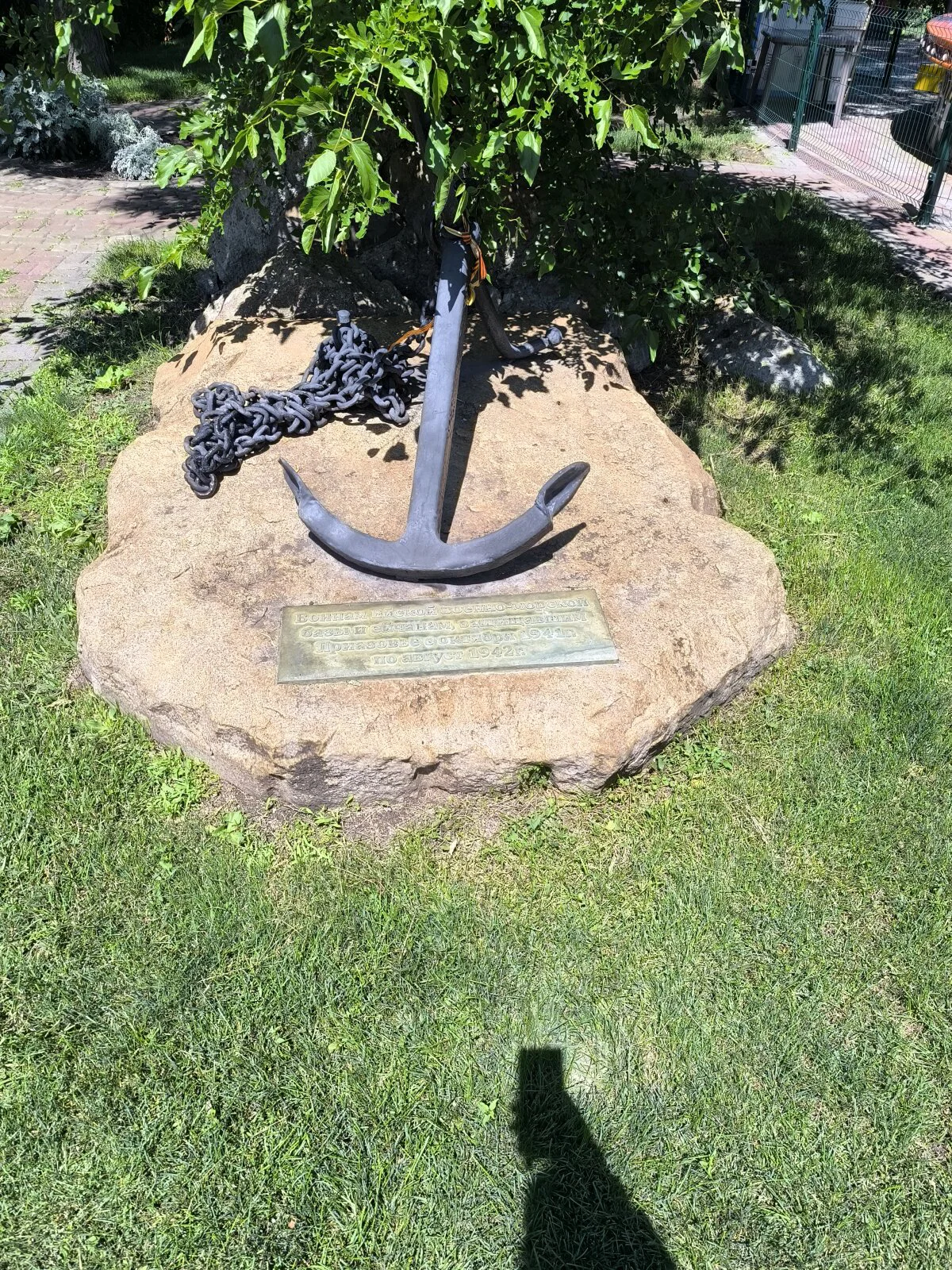 Много мемориалов