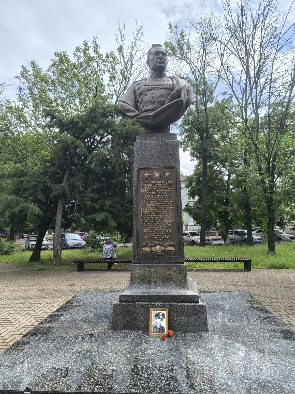 В РФ, кстати, осталось правило, что дважды героям ставят бронзовый памятник на родине. Но теперь ты должен быть и герой труда, и герой РФ...