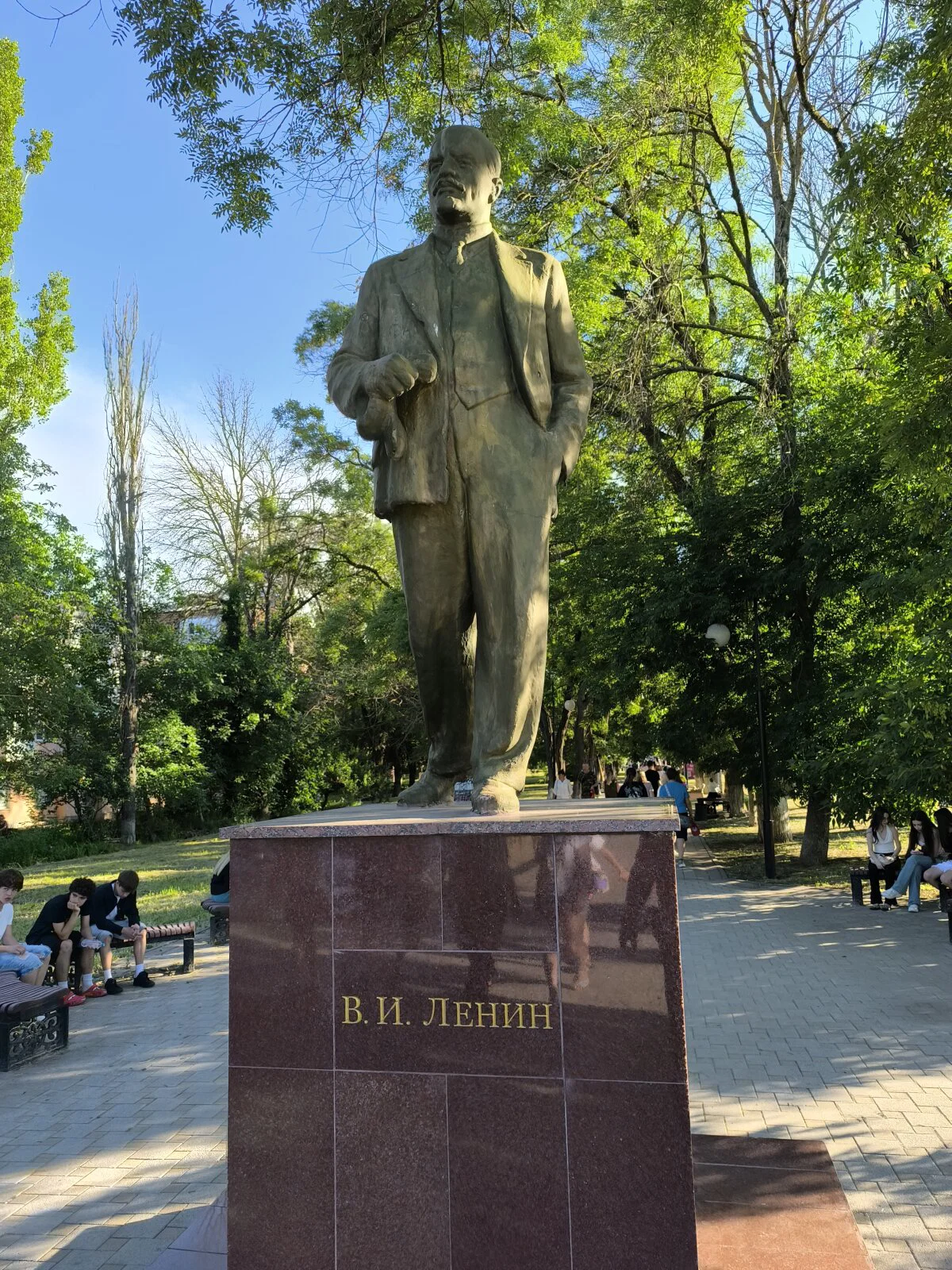 Ленин в полный рост