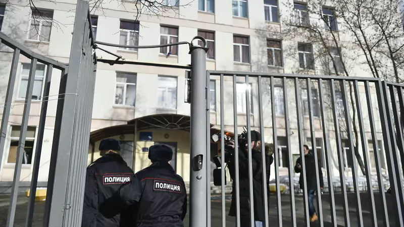 Полиция заходит в брянскую среднюю школу с углубленным изучением информатики и математики №314.<br>