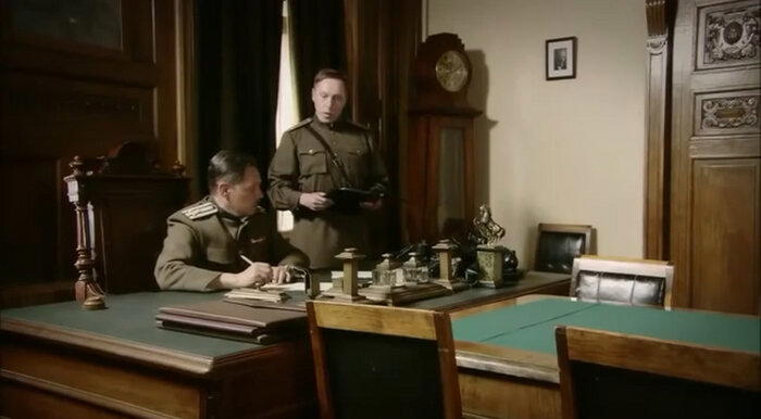Сериал 2011 года "Отрыв". Первая серия. Как персонажа Смолякова отправили в лагерь, за то что он поругал советские дороги