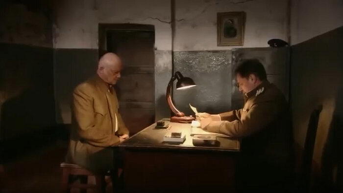Сериал 2011 года "Отрыв". Первая серия. Как персонажа Смолякова отправили в лагерь, за то что он поругал советские дороги