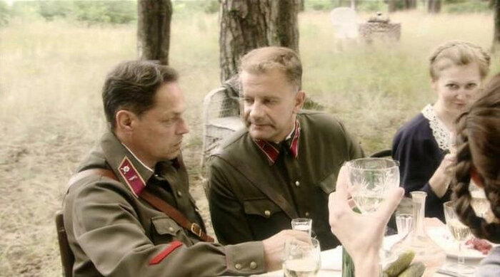 Сериал 2011 года "Отрыв". Первая серия. Как персонажа Смолякова отправили в лагерь, за то что он поругал советские дороги