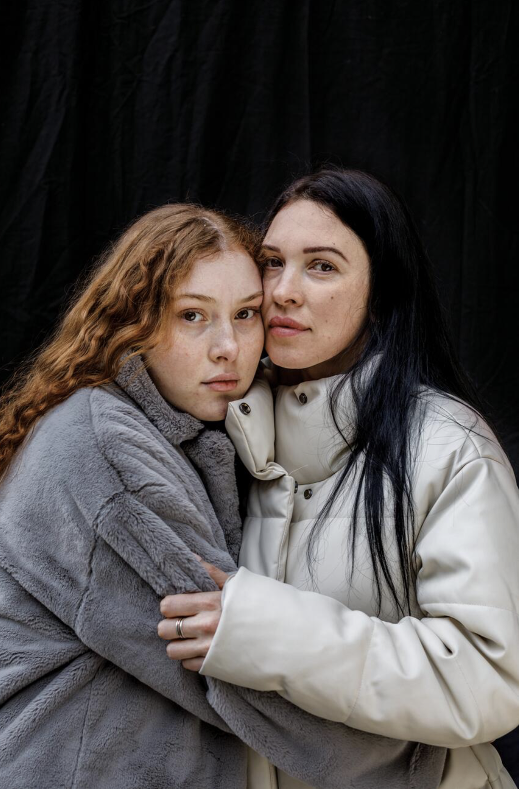 ПШЕМЫСЛЬ, ПОЛЬША / Оксана Хапбарова (слева), 18 лет, и ее мать (также зовут Оксана, 39 лет) ждали российских нападений в киевском бомбоубежище. "В течение шести дней я не могла уснуть, потому что боялась, что никогда не проснусь", - говорит младшая Хаббарова.