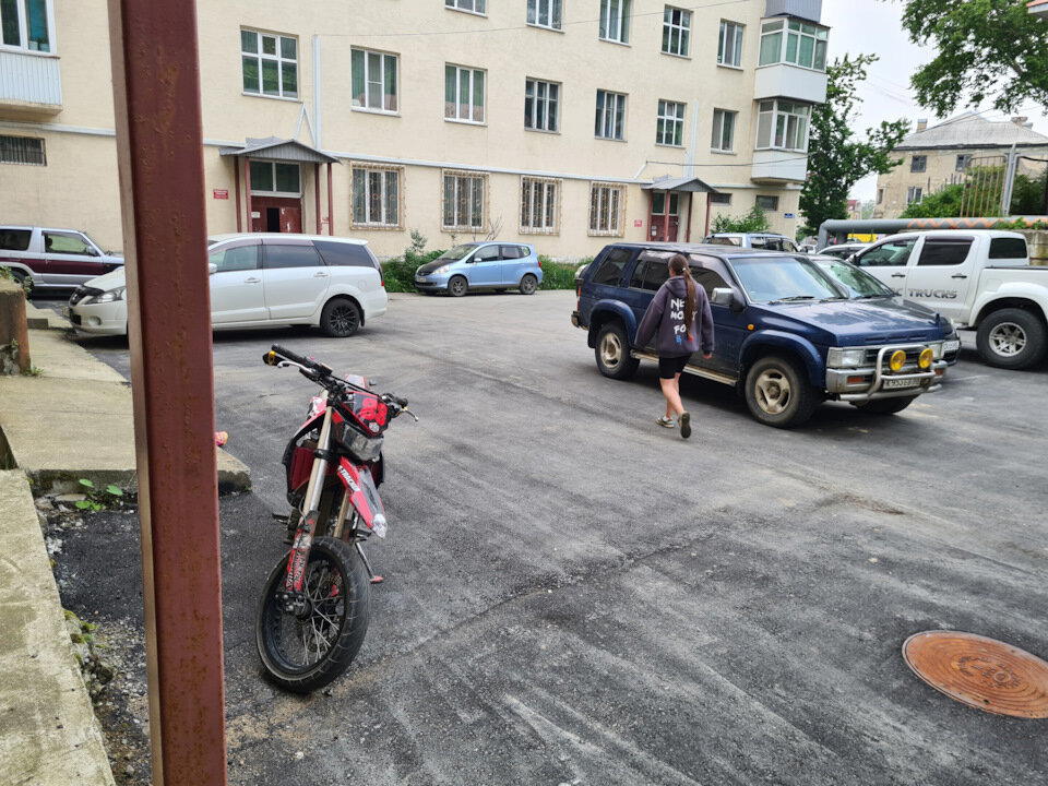 Родной двор. Впервые за очень долго лет тут подлатали поверхность. Был убитый бетон положенный году в 1954. В рамках ямочного ремонта - закатали асфальтом сплошь. Молодцы мои мать и покойная ныне сестра - закидали админисрацию кляузами.