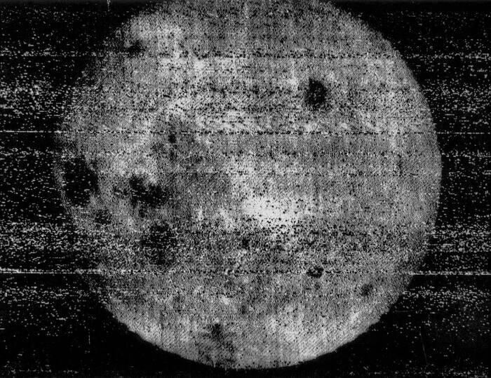 Первый снимок обратной стороны Луны, переданный зондом «Луна-3» 7 октября 1959 года / © nssdc.gsfc.nasa.gov