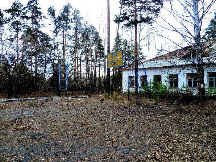 Заброшенная казарма на Чусовском тракте (апрель 2014 года)