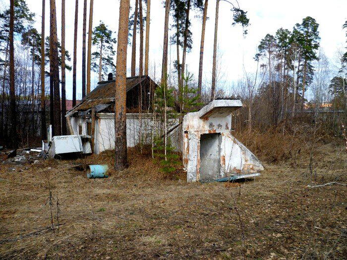Заброшенная казарма на Чусовском тракте (апрель 2014 года)