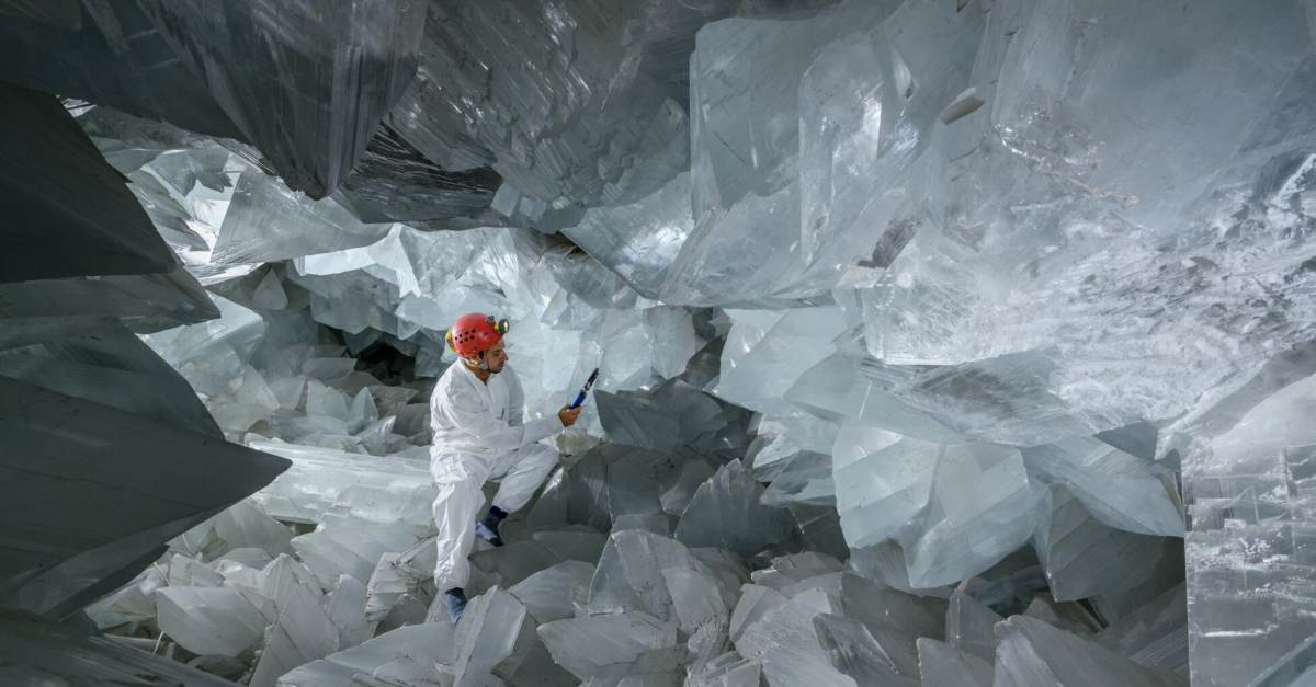 PULPÍ, ИСПАНИЯ / 390-кубовая Pulpí Geode, найденная в 1999 году в шахте, содержит кристаллы гипса длиной до семи футов. Исследователь Фернандо Гаскес измеряет атмосферные условия геоды, чтобы увидеть, влияют ли посещения туристов на образования.