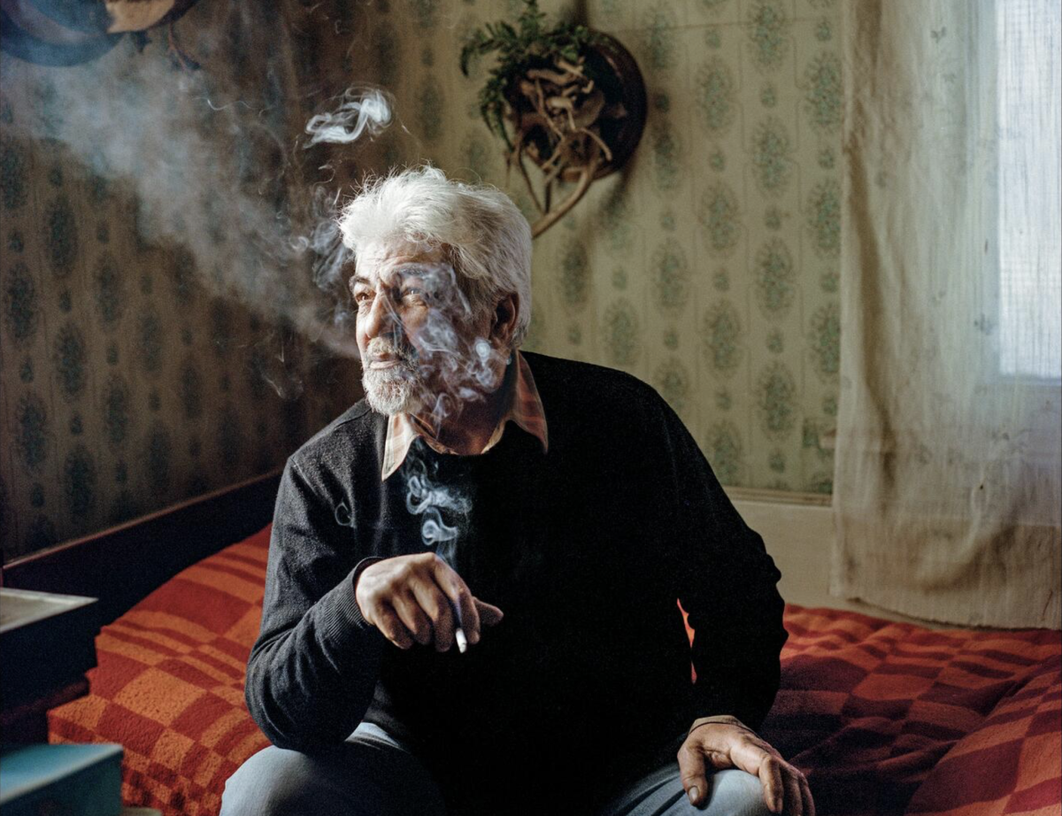 ГЮМРИ, АРМЕНИЯ / Паркев Казариан, этнический армянин, родившийся в Азербайджане, живет в Армении с 1989 года из-за конфликта между двумя странами. "Я хотел запечатлеть его одиночество и изоляцию", - говорит Эффенди. "Как будто он застрял в капсуле времени".