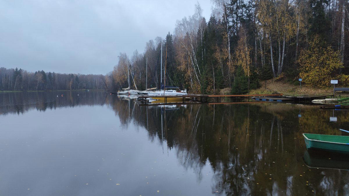 Из парусников уже никого почти на воде