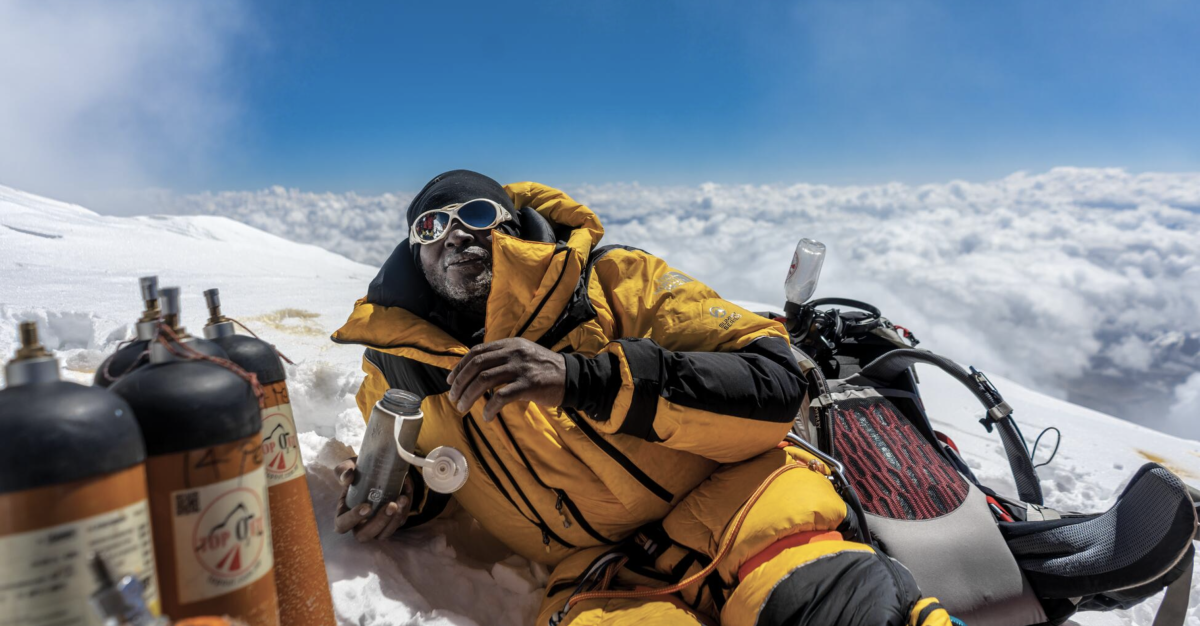 MOUNT EVEREST / История была сделана 12 мая 2022 года, когда семь членов первой экспедиции на черный Эверест и восемь непальских гидов поднялись на самую высокую вершину Земли (на высоте 29 032 фута). Джеймс "KG" Кагамби откидывается на балконе на высоте 27 600 футов.