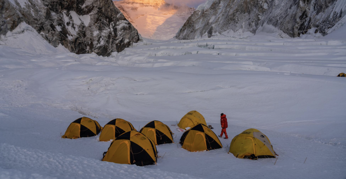 MOUNT EVEREST / История была сделана 12 мая 2022 года, когда семь членов первой экспедиции на черный Эверест и восемь непальских гидов поднялись на самую высокую вершину Земли (на высоте 29 032 фута). Джеймс "KG" Кагамби откидывается на балконе на высоте 27 600 футов.