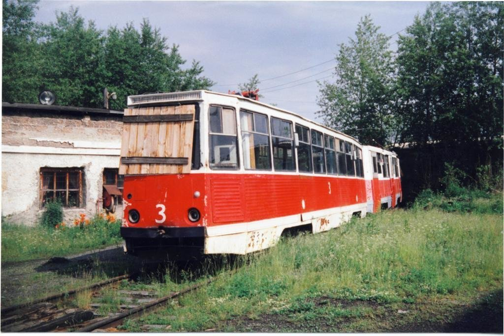 Карпинск, Свердловская область. Система закрыта 1 ноября 1994. Карпинский трамвай был первым, закрытым в современной России.