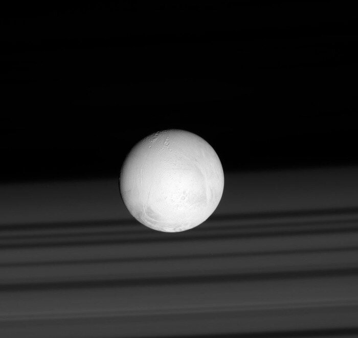 Энцелад и кольца Сатурна на заднем плане. Снимок от "Кассини" / © NASA/JPL-Caltech/Space Science Institute