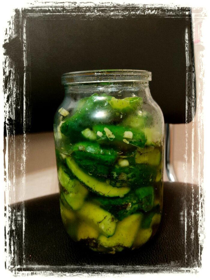 Хрустящие малосольные огурцы с чесноком и укропом